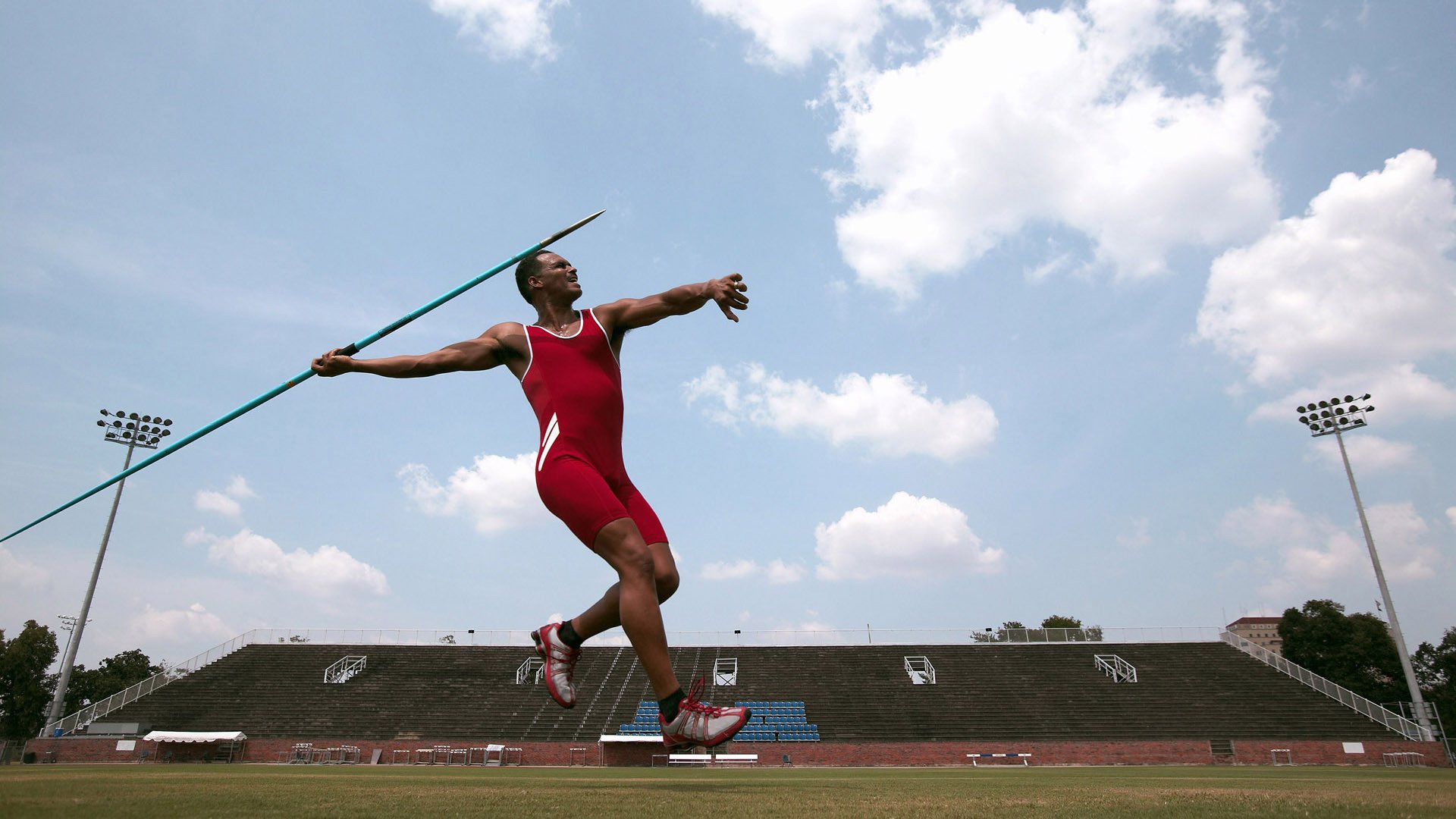 青少年野外求生竞技，团队合作与生存技能考验，野外求生比赛独挑荒野